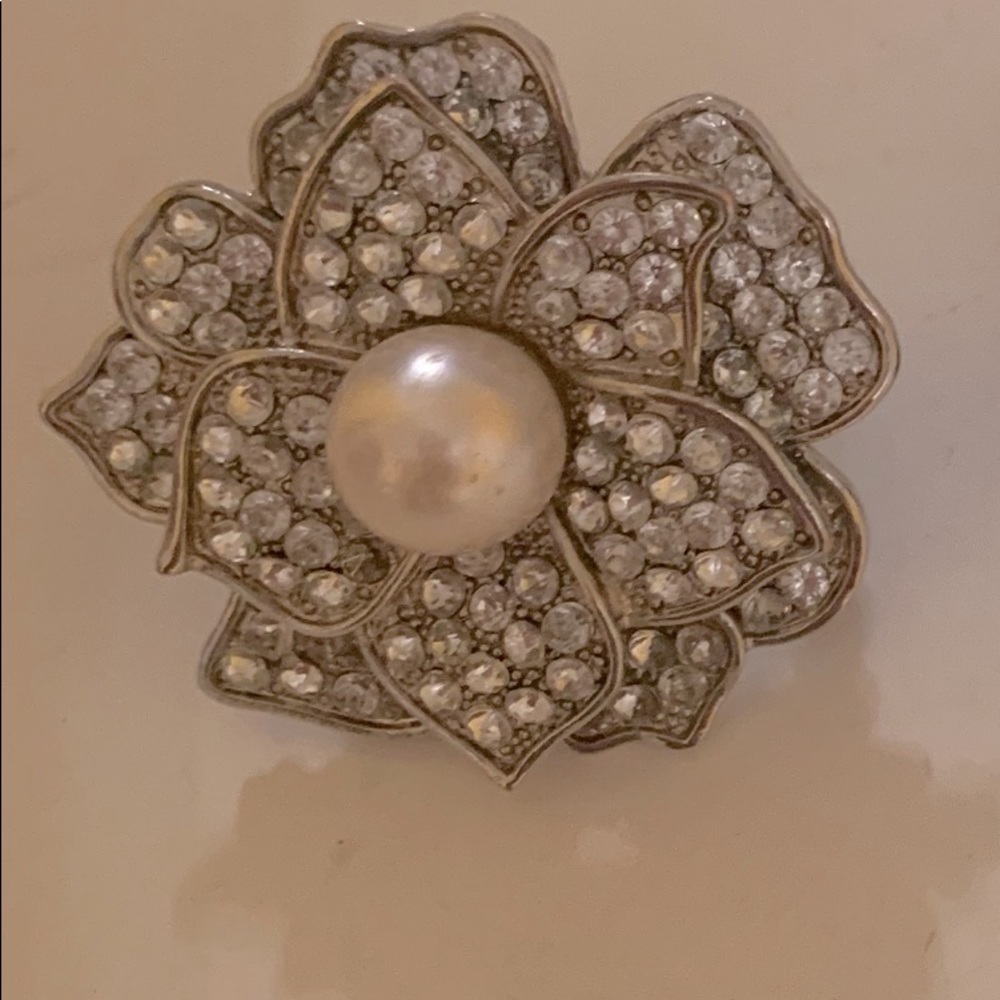 Women’s layered flowered shaped ring with beautiful pearl as a centerpiece.